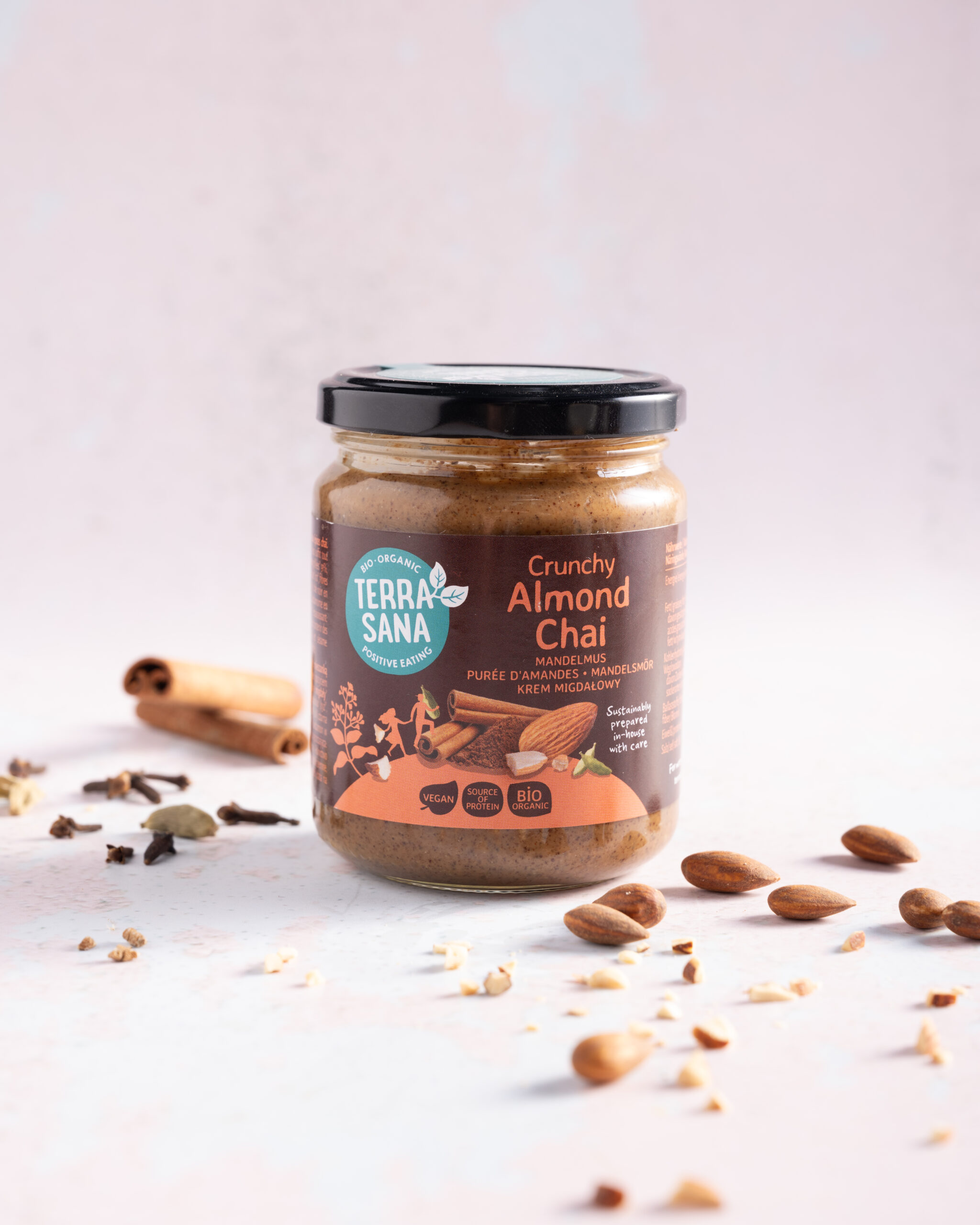Pure amandelpasta met stukjes amandel en een lekkere chai kruidenmix, biologische notenpasta
