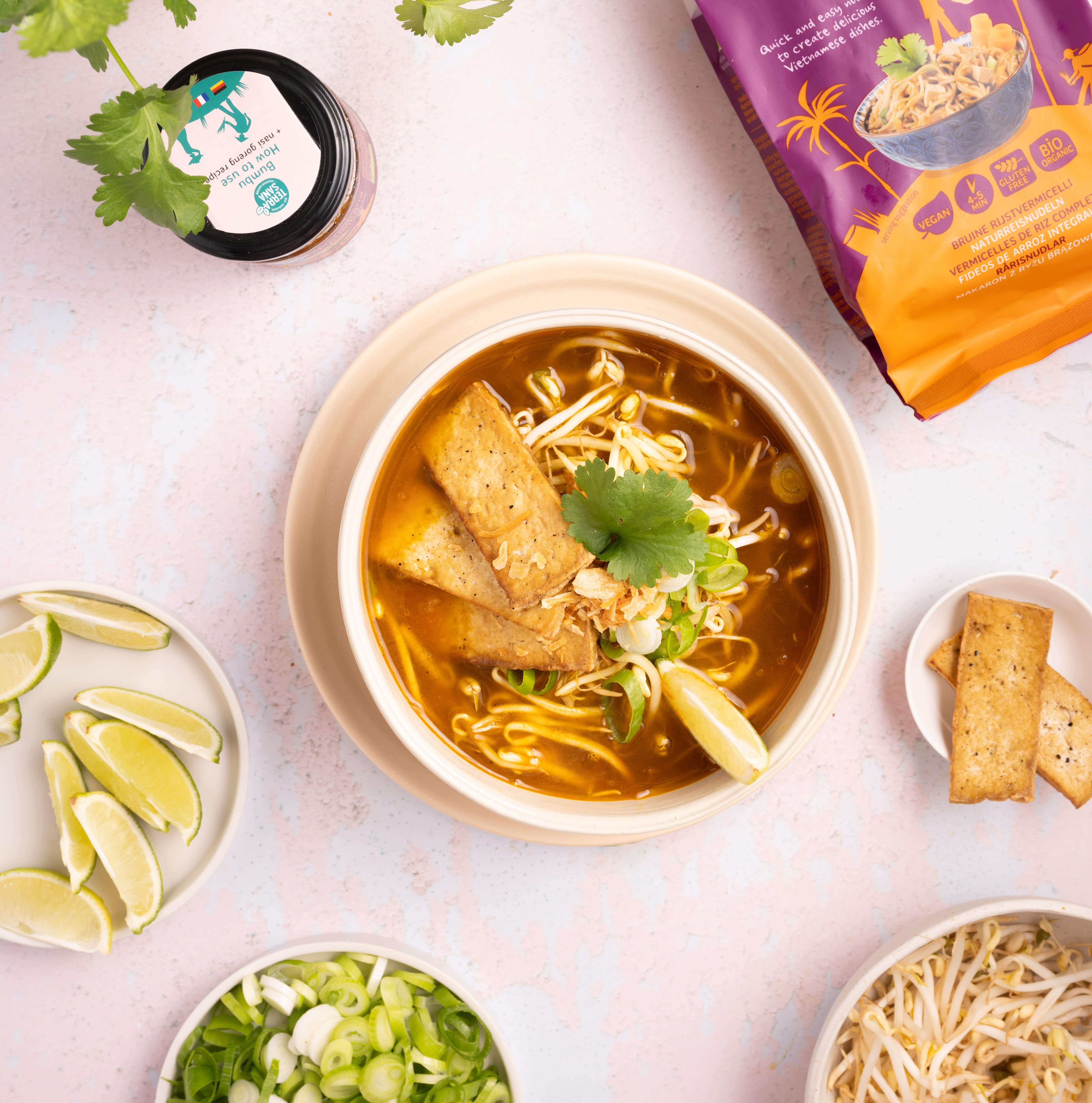 soto ayam, soto soup, soto soep, met vermicelli noodles