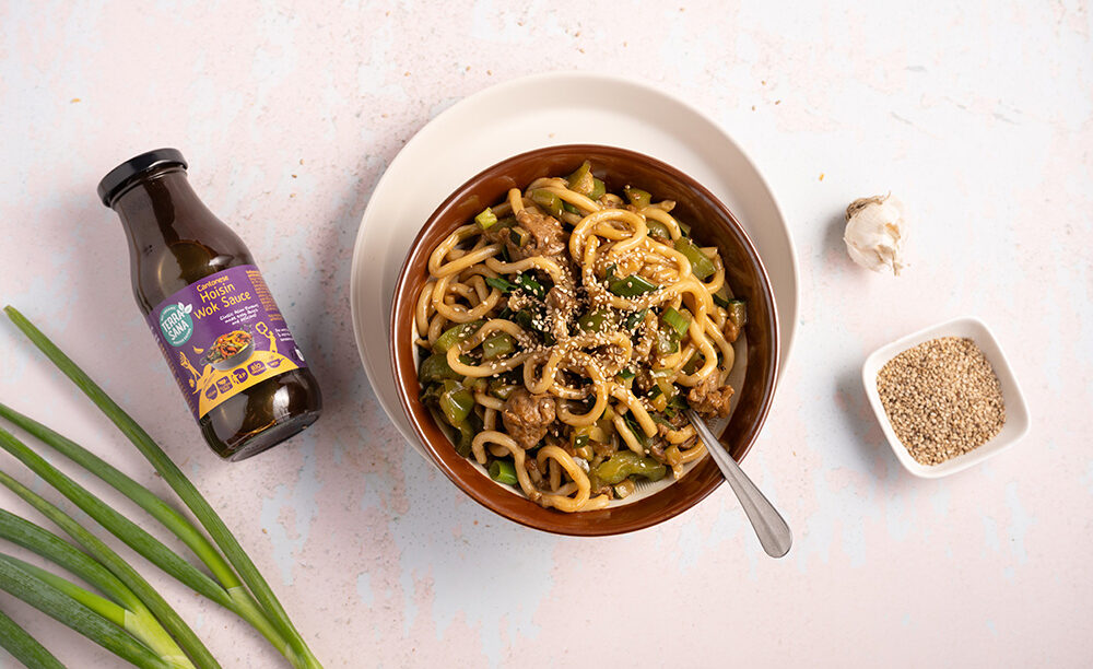 udon noodles met hoisin woksaus, groene paprika, courgette, bosui en seitan