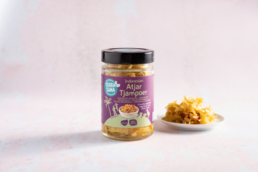 What is atjar tjampoer and how do you use it in (Indonesian) cooking?