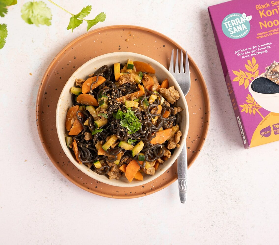 Nouilles de konjac avec seitan et sauce miso, Nouilles de konjac au sésame noir