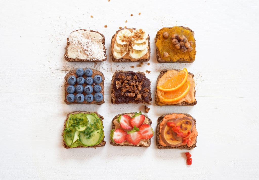 gekiemd brood met broodbeleg, fruit en notenpasta