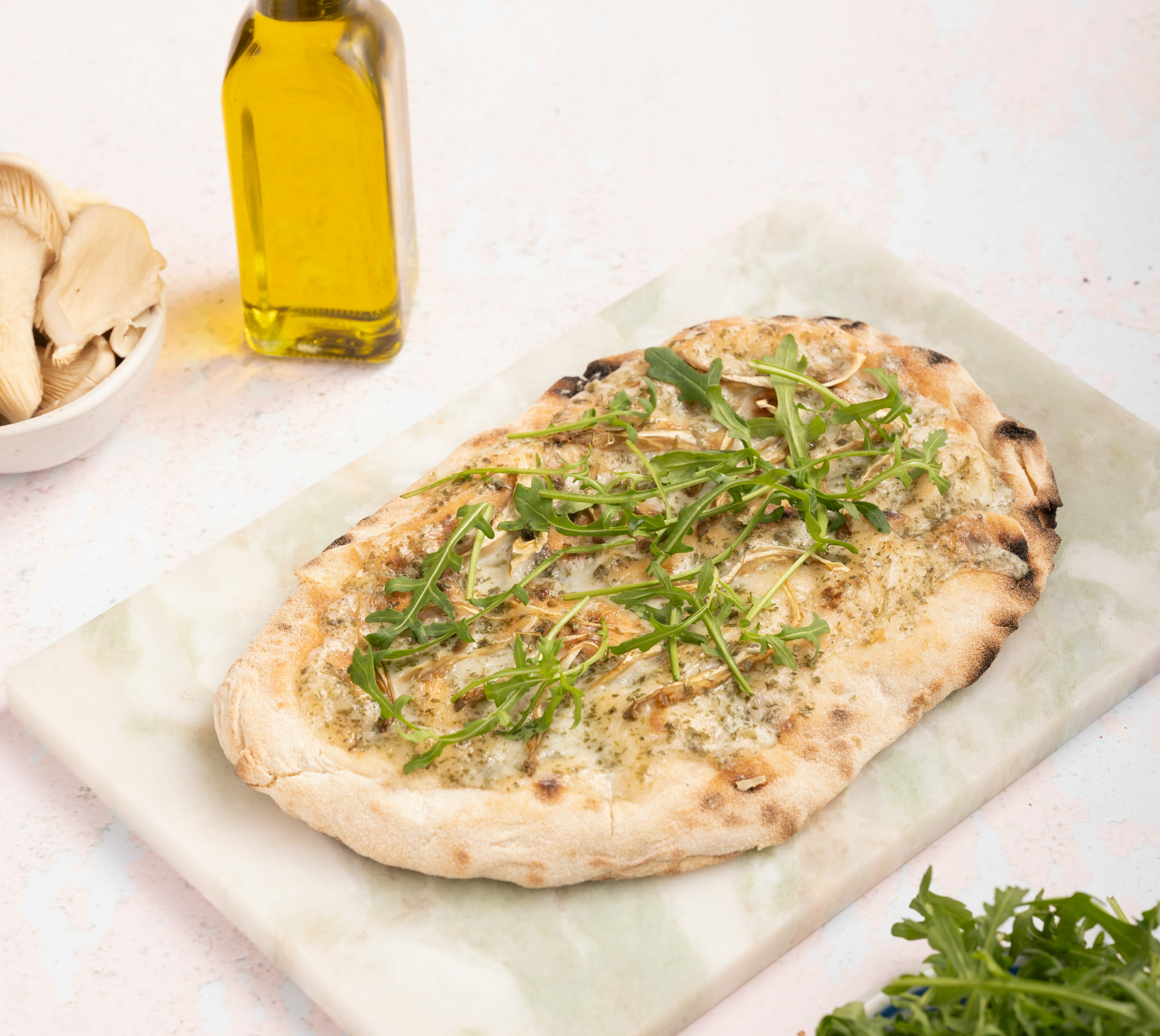 Pinsa provenzal con queso crema vegano y setas ostra (8) min